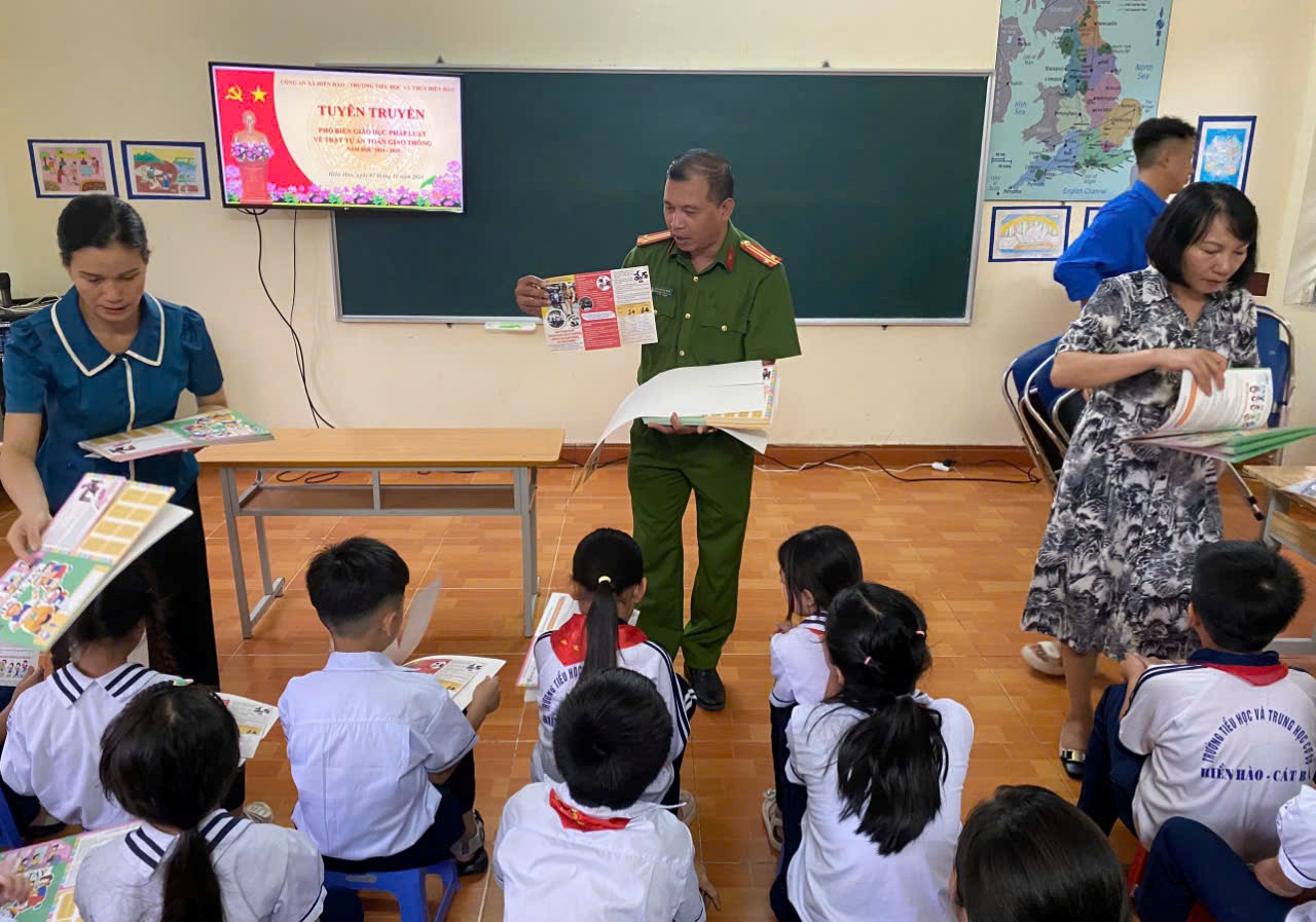 Công an xã Hiền Hào (Cát Hải): Tuyên truyền phổ biến giáo dục Pháp luật về TTATGT